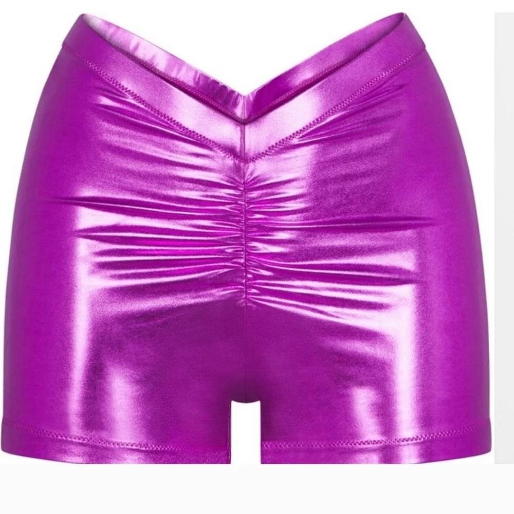 NWT SKIMS SWIM METALLIC V WAIST SHORTS IN DRAGONFRUIT Purple Rave XS